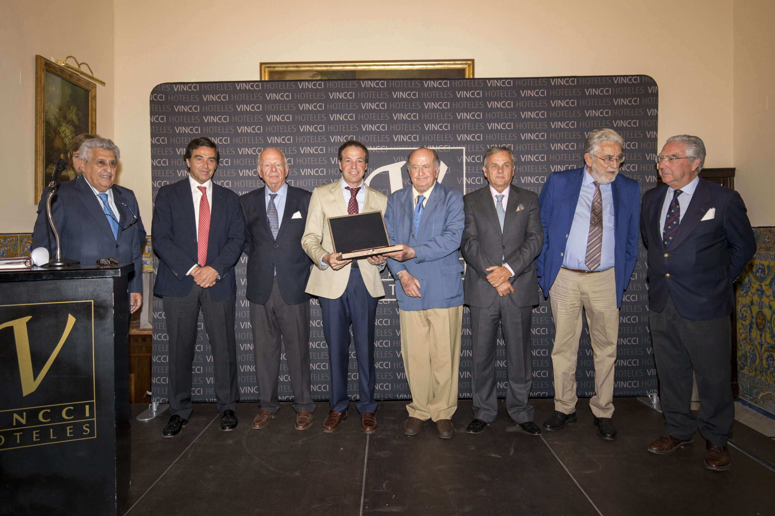 Justo Hernández, ganadero de Garcigrande, recogiendo el premio.