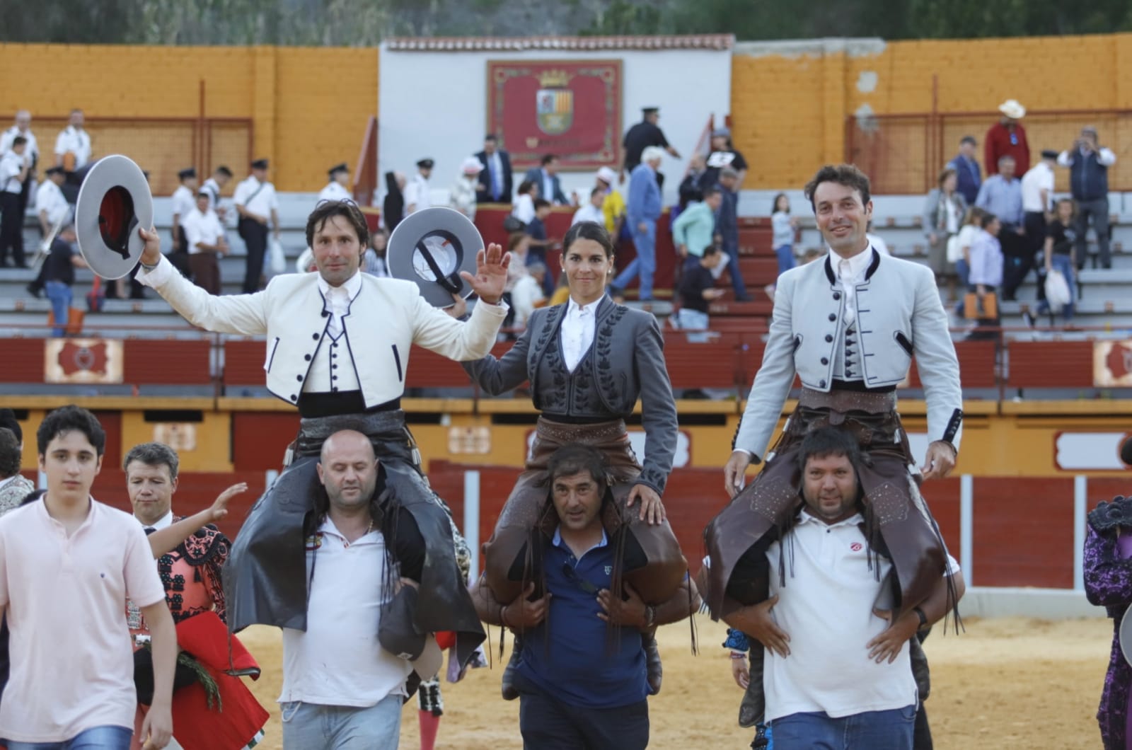Andy, Romero y Lea, en volandas en Ubrique