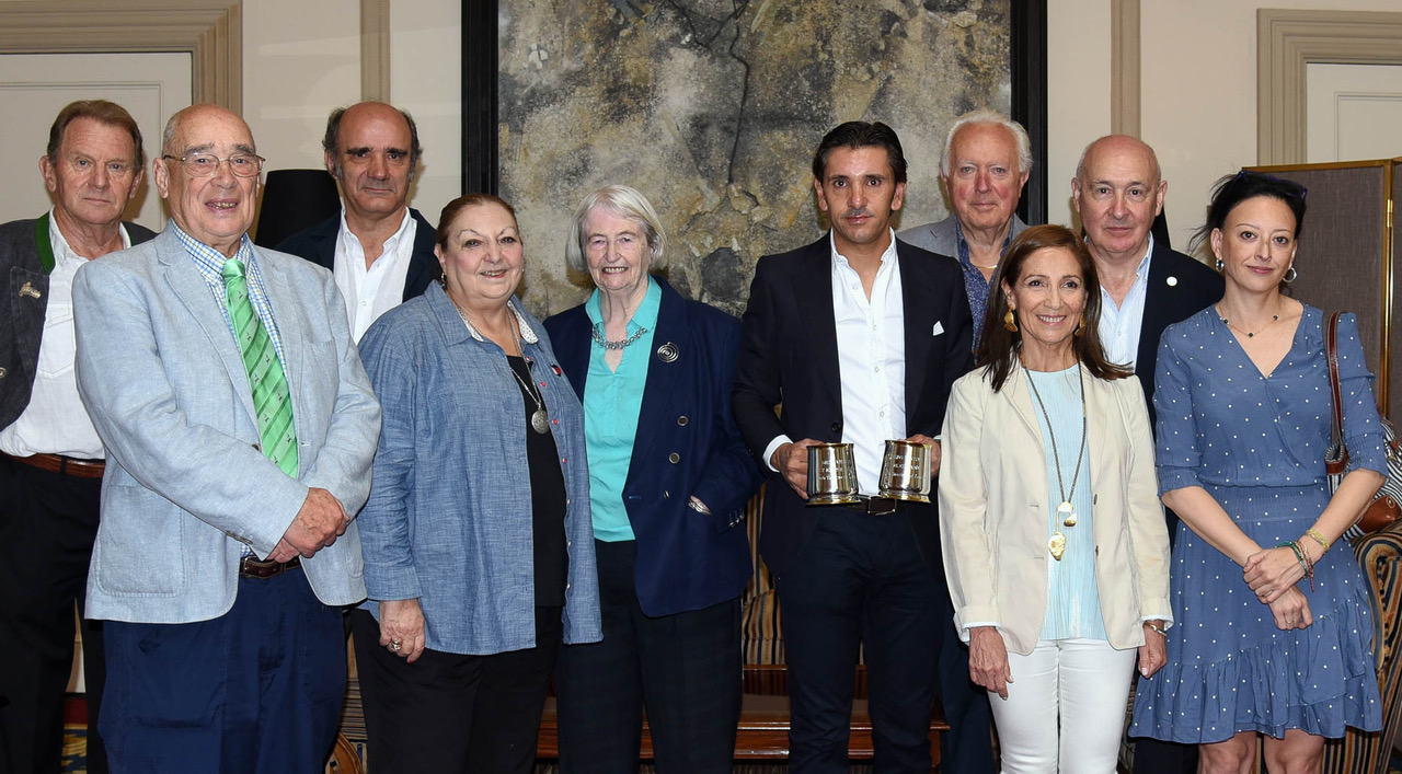 Diego Ventura, con aficionados británicos del Club Taurino de Londres, y Pablo Lozano (apoderado).
