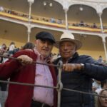 El Pollo, empresario mexicano, con un amigo