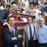 Carlos Zúñiga, en el centro, rodeado de amigos