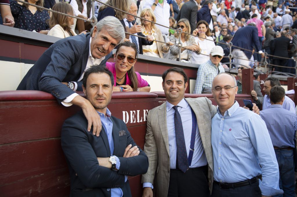 Carlos Zúñiga, en el centro, rodeado de amigos