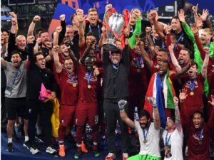 Un capote en la foto de los campeones de la Champions League