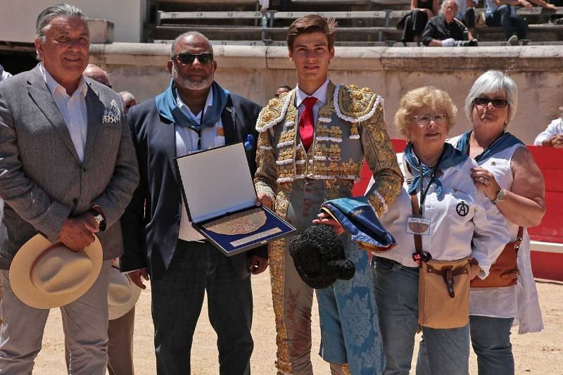 El Rafi corta dos orejas en Nimes y gana el Capote de Oro