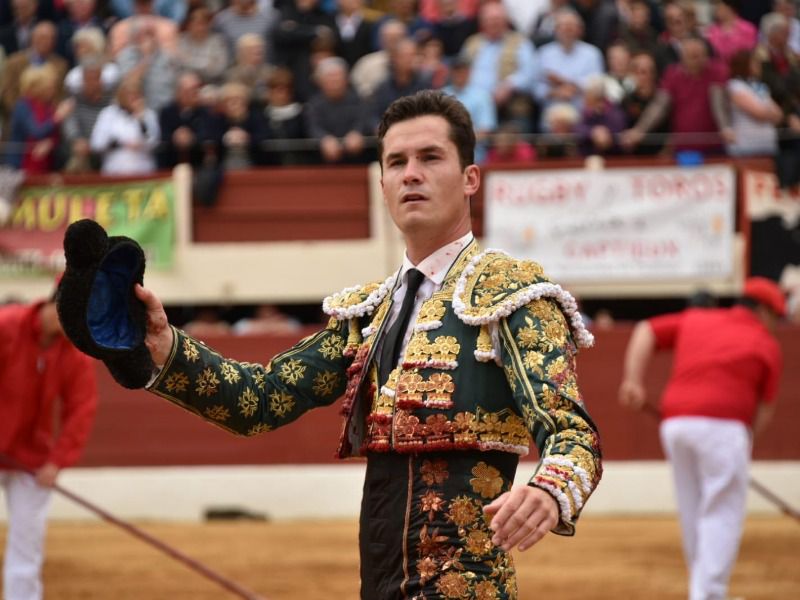 Daniel Luque se impone ante una difícil corrida de Pedraza de Yeltes en Vic