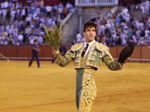 Emilio Silvera, dando la vuelta al ruedo en la Maestranza.