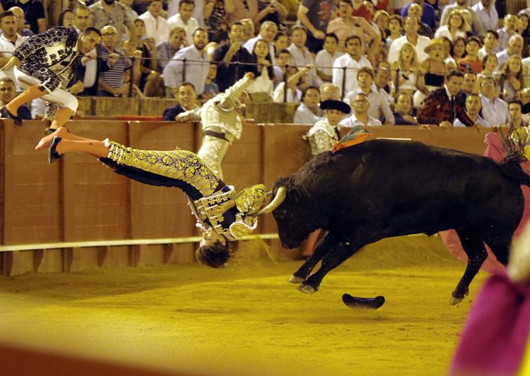 Marcos, cornada de 3 y 7 cm en el glúteo