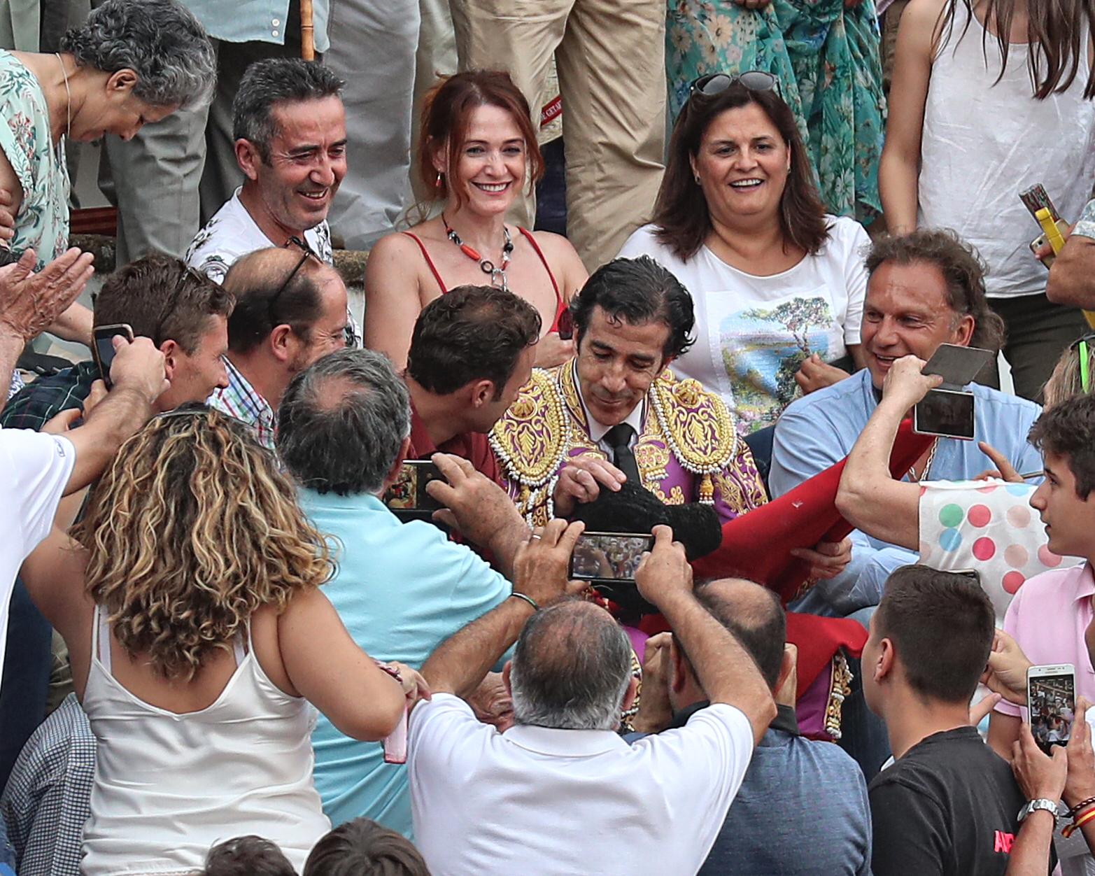 Juan Mora trepa al tendido en Cáceres