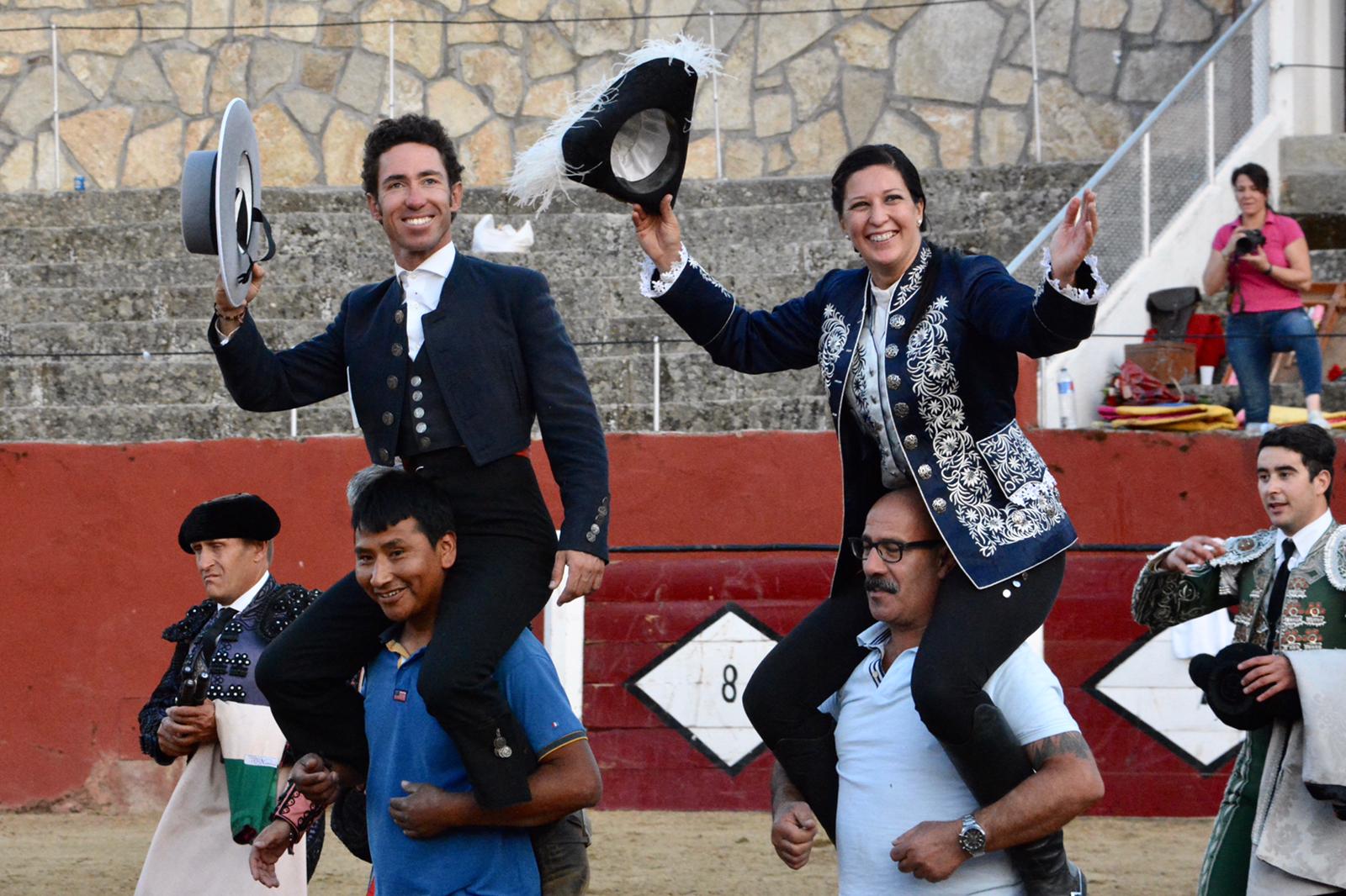 Leonardo Hernández y Ana Rita, a hombros en El Tiemblo