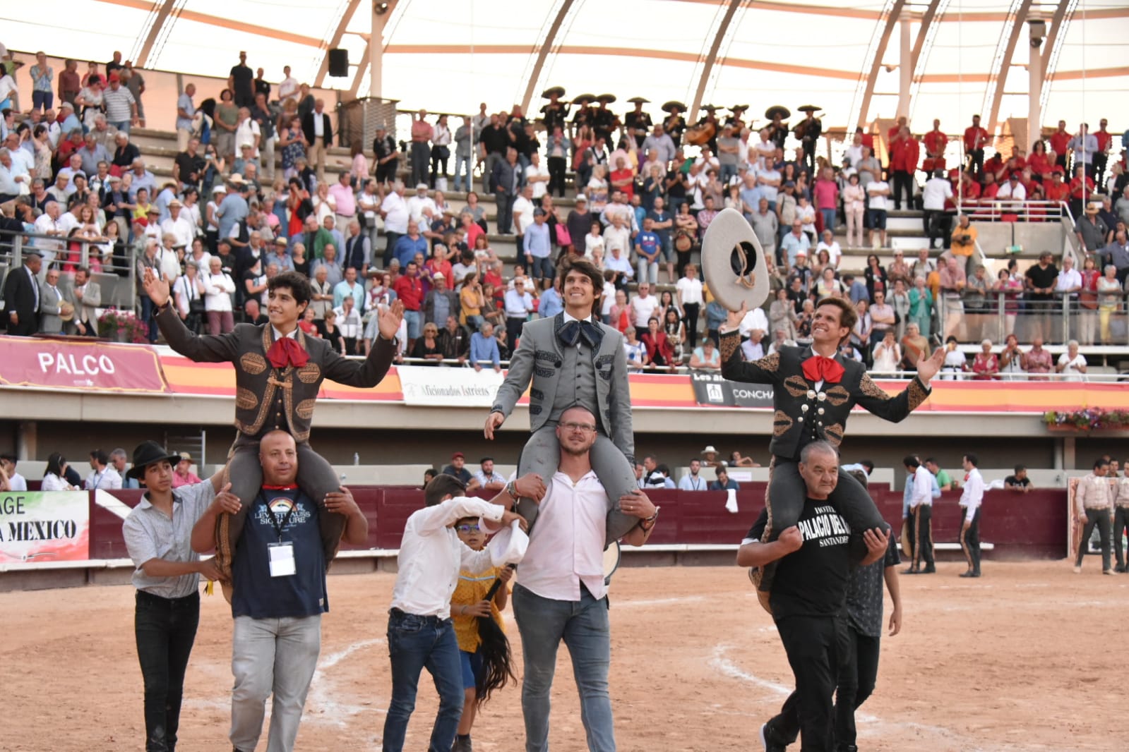 La terna, a hombros en una corrida triunfal en Istres