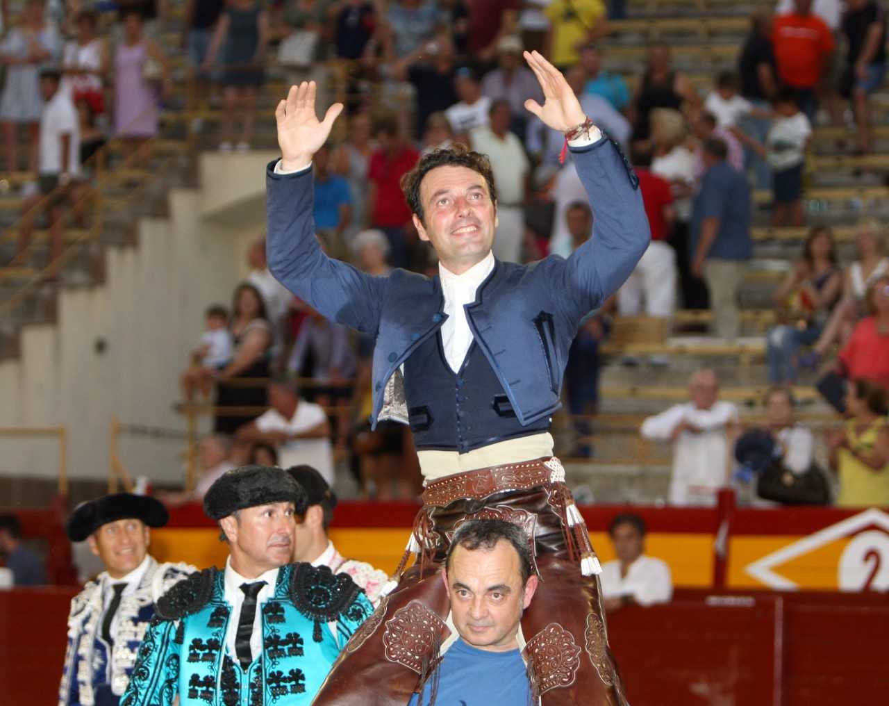 Andy Cartagena, a hombros tras cortar tres orejas en Alicante