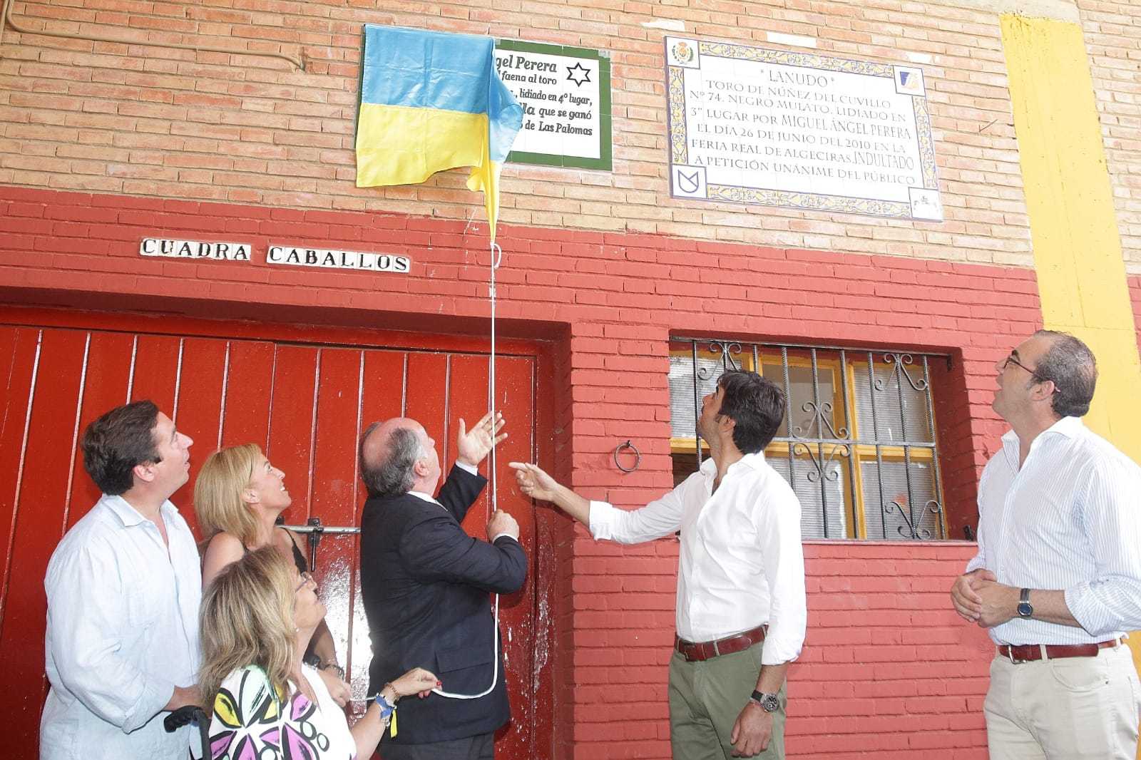 Algeciras descubre un azulejo a Miguel Ángel Perera