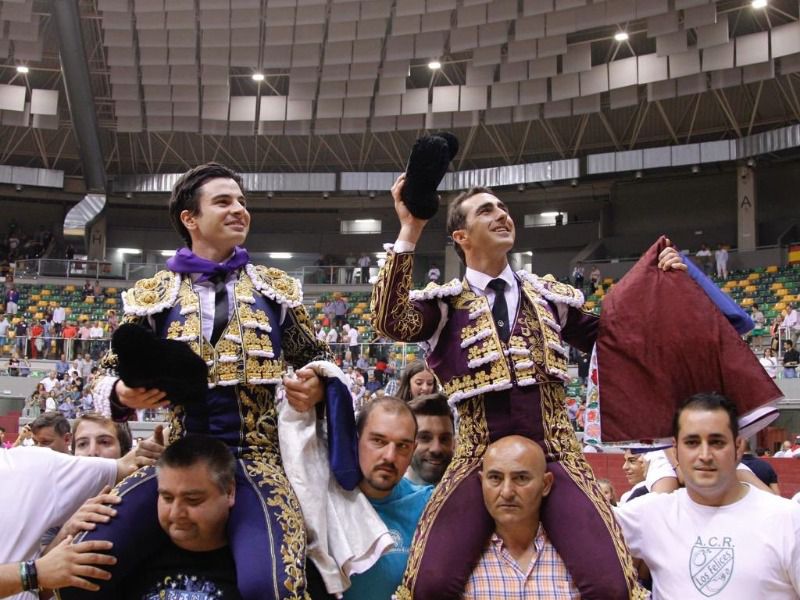 La entrega de Fandi y Toñete, por la puerta grande del Coliseum de Burgos