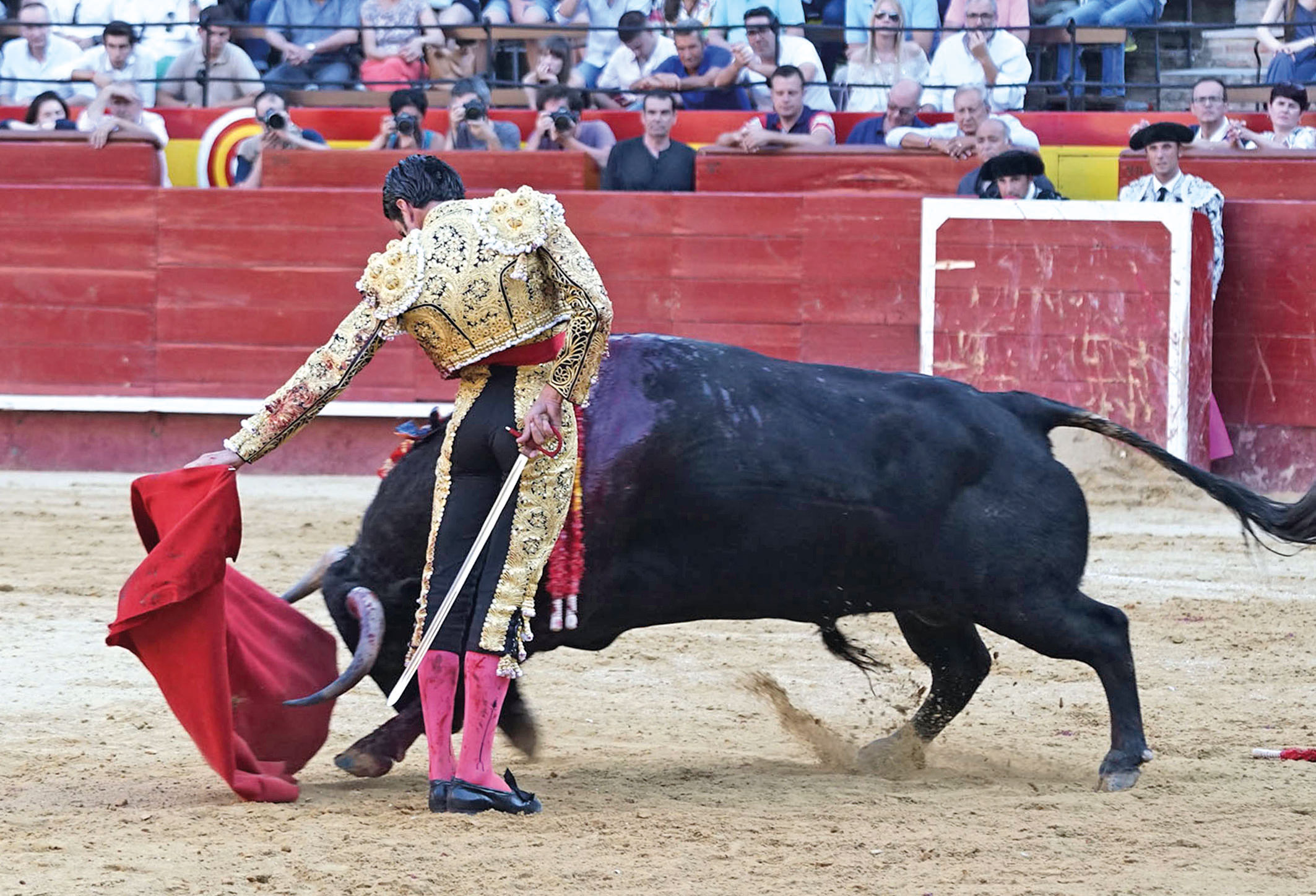 “El toreo caro, la obra que surge de la estrategia oportuna en cada momento, eso es torear, basado en la colocación, en la improvisación, también en la adaptación a la realidad, llevó la firma de Emilio de Justo”.