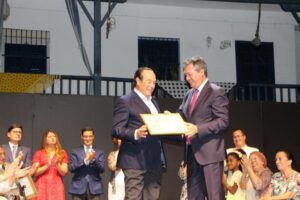 El alcalde de Sevilla, Juan Espadas, entrega a Curro Romero el nombramiento de Faraón de Triana.