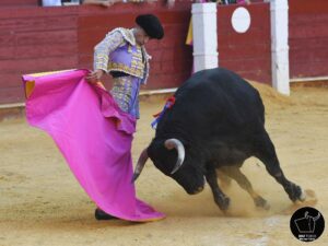 Ureña, de capote en Almería en la feria de este año.