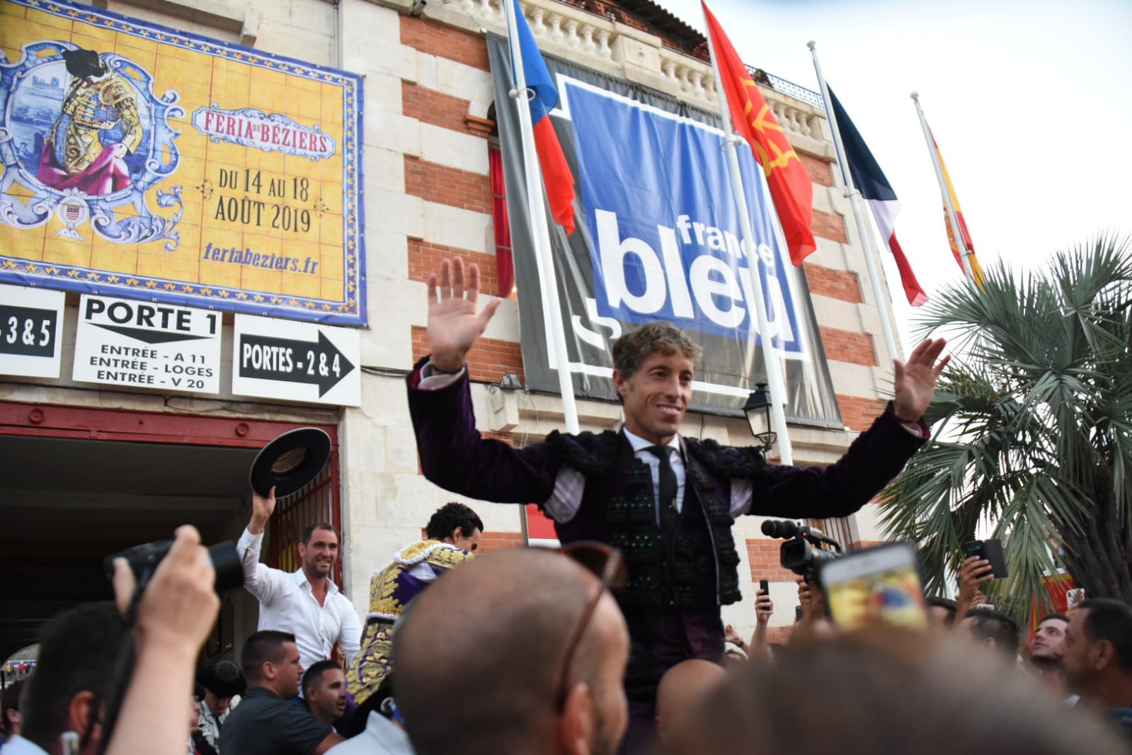 A hombros Escribano, Galdós y dos toros de vuelta en Beziers