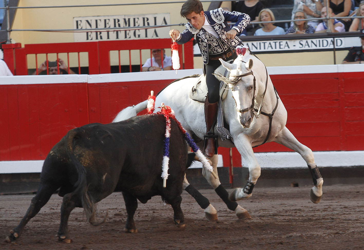Los Hermoso de Mendoza se llevan la corrida de rejones en Bilbao
