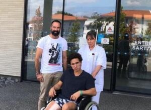 Galdós, junto al cirujano jefe y una enfermera del hospital Belharra.