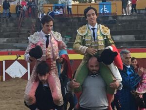 Rubén Fernández y Álvaro Seseña, a hombros en Valdetorres del Jarama.