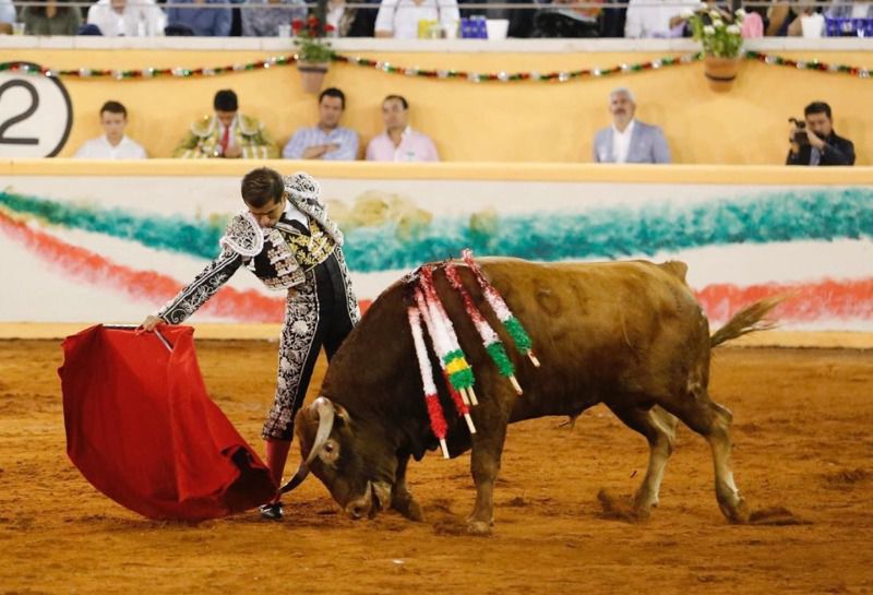 Joselito Adame y Sergio Flores tocan pelo en Juriquilla