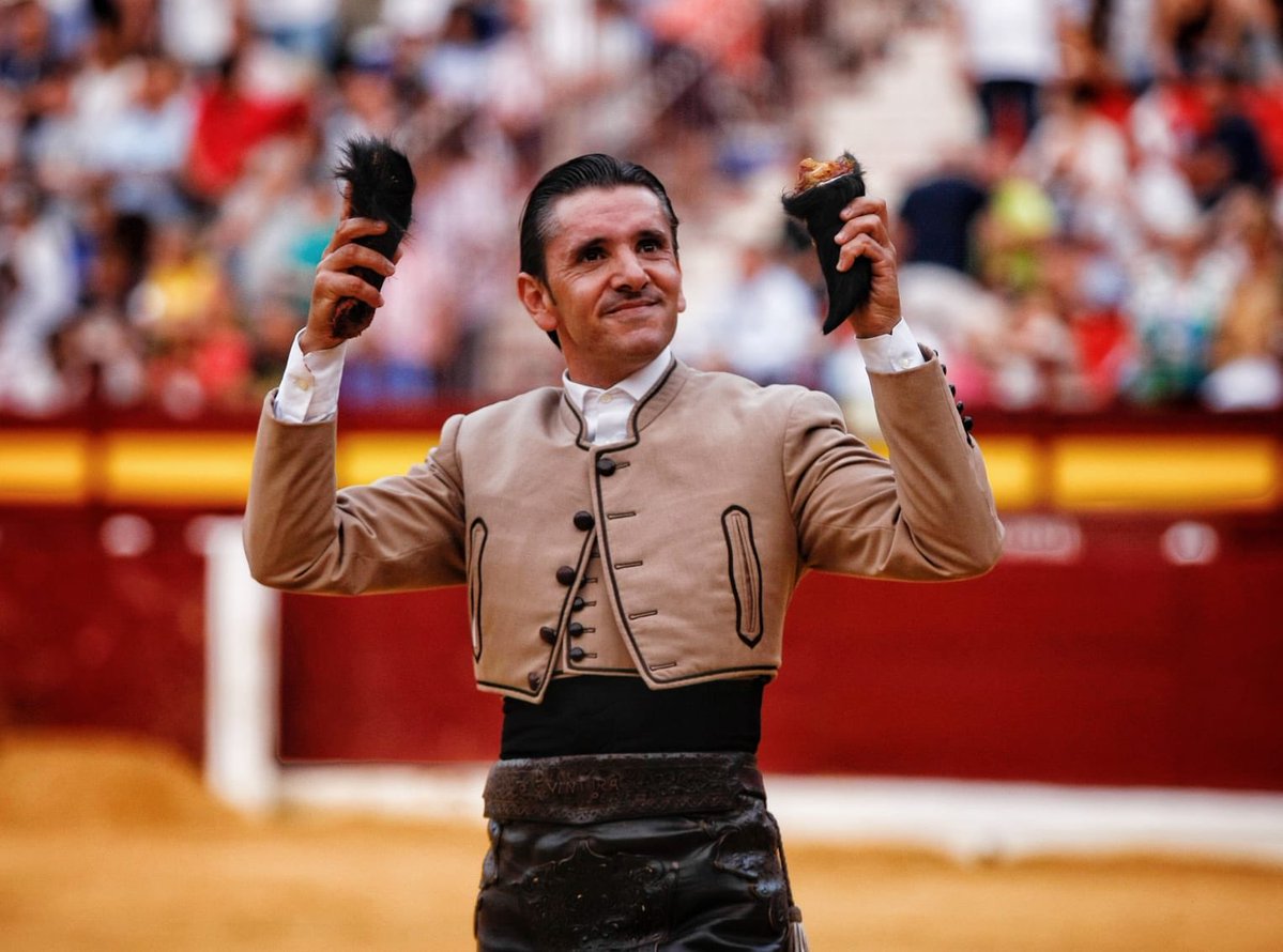 Ventura, tres orejas, marca la tarde de rejones en Murcia