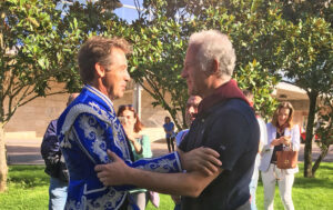 Momento del encuentro entre Pablo Hermoso de Mendoza rejoneador y Pablo Hermoso de Mendoza alcalde.