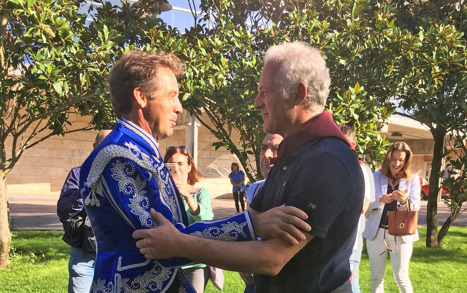 Momento del encuentro entre Pablo Hermoso de Mendoza rejoneador y Pablo Hermoso de Mendoza alcalde.