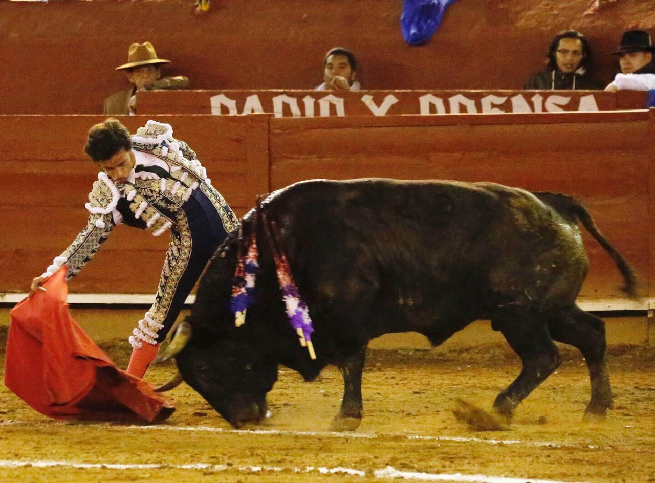 Armillita IV y Antonio Mendoza tocan pelo en Pachuca