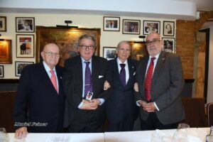 Sinisterra, junto al presidente de Los Cabales y los aficionados valencianos Eduardo Altarriba -izquierda- y Rafael Roca -derecha-.