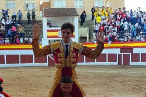 Javier Orozco, a hombros en Medina de Pomar.
