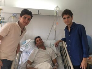Rubén García, arropado en el hospital por los novilleros Miguel Senent "Miguelito" y Juan Cervera, a cuyas órdenes actuaba en La Peza.