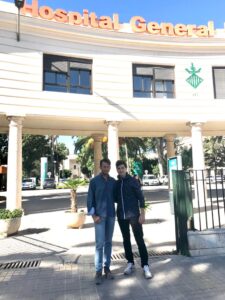 Rubén García, en el Hospital General de Valencia junto al novillero Miguel Senent "Miguelito".