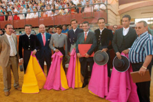EL PRECEDENTE.- Joaquín Moeckel no es la primera vez que organiza un festival. El letrado sevillano ya hizo lo propio en 2005 en La Algaba, a beneficio de los damnificados del barrio de Las Letanías, que reunió a figuras del toreo y fue todo un éxito de público, consiguiendo el fin benéfico por el cual se ideó.