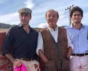 El joven Adolfo, junto a su abuelo Samuel Flores y Enrique Ponce, durante un tentadero en la ganadería familiar