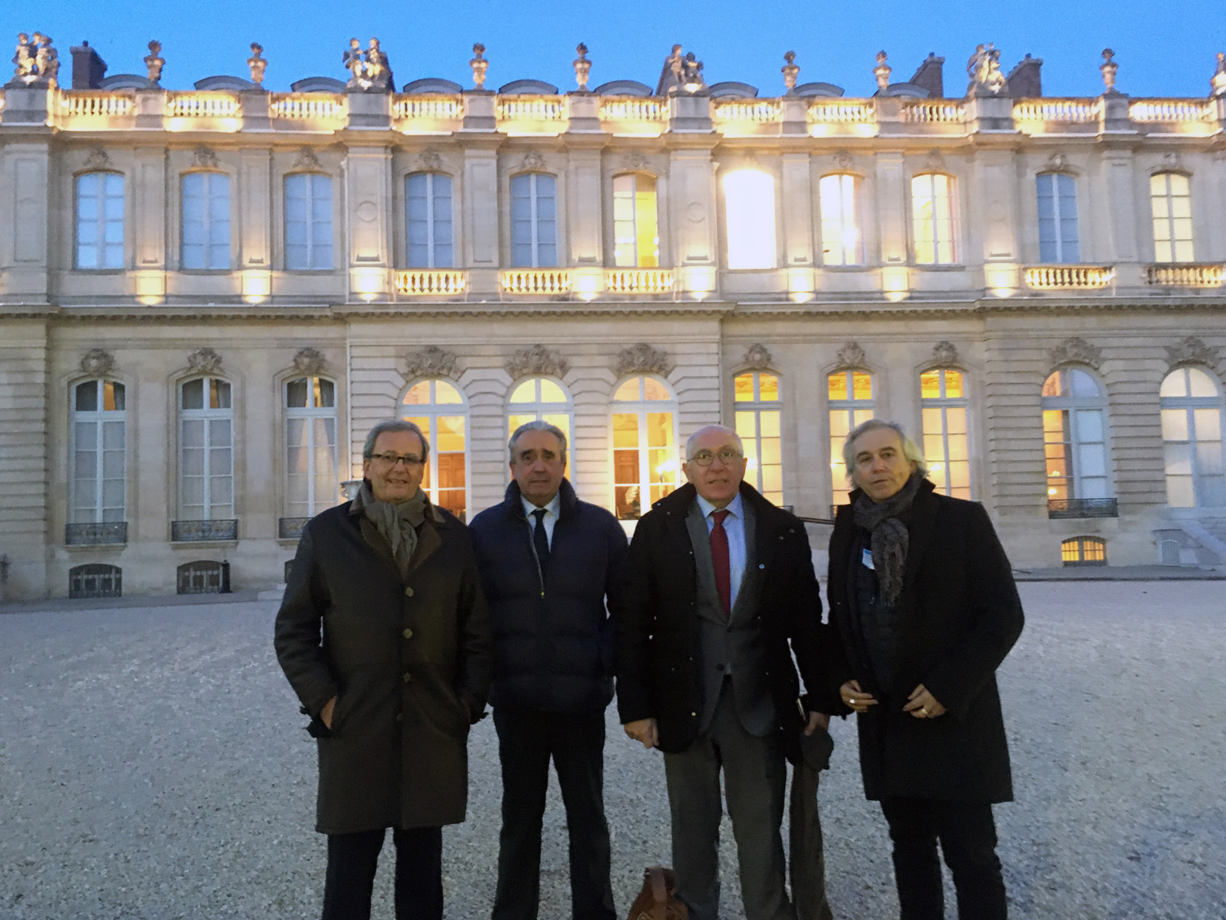 Michel Dufranc, alcalde de La Brède y secretario general de la UVTF, Yves Ugalde, presidente delegado de la UVTF, Jean-René Etchegaray, alcalde de Bayona y presidente de la UVTF, André Viard, presidente del Observatorio.