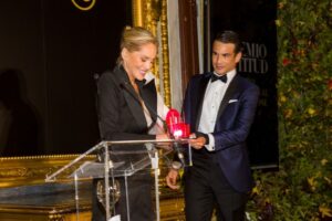 Manzanares entrega el Premio Actitud Icono Internacional a Sharon Stone.