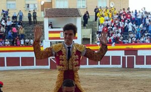 Javier Orozco, a hombros en Medina de Pomar.