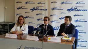 Javier Cortés, en el centro, acompañado por el Dr. David Antolín y la Dra. Marta de la Fuente