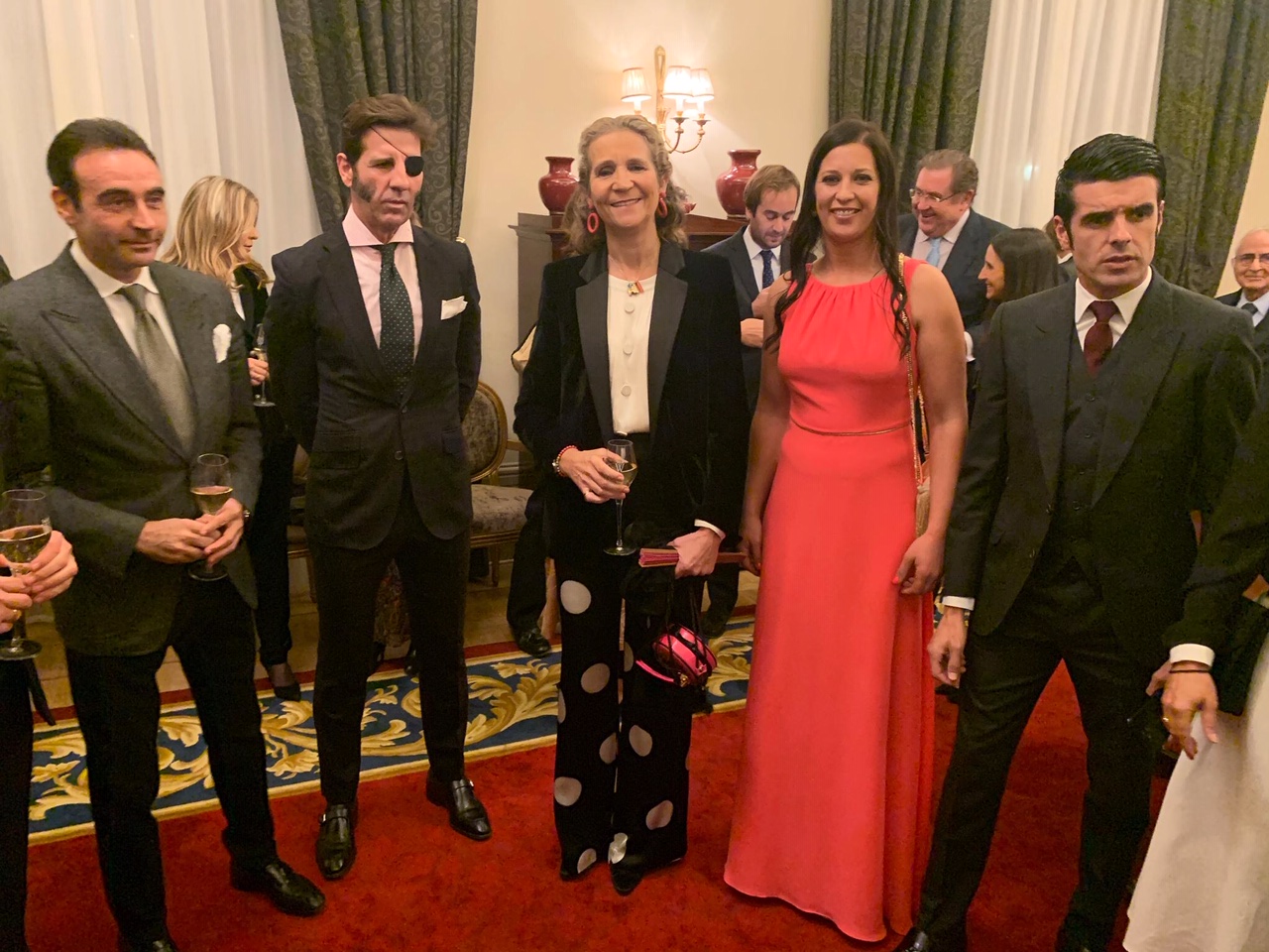 La Infanta Elena recibe el Capote de las Artes del Hotel Wellington