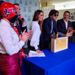 Diego Ventura plasma sus huellas en la Plaza de las Estrellas de Ciudad de México