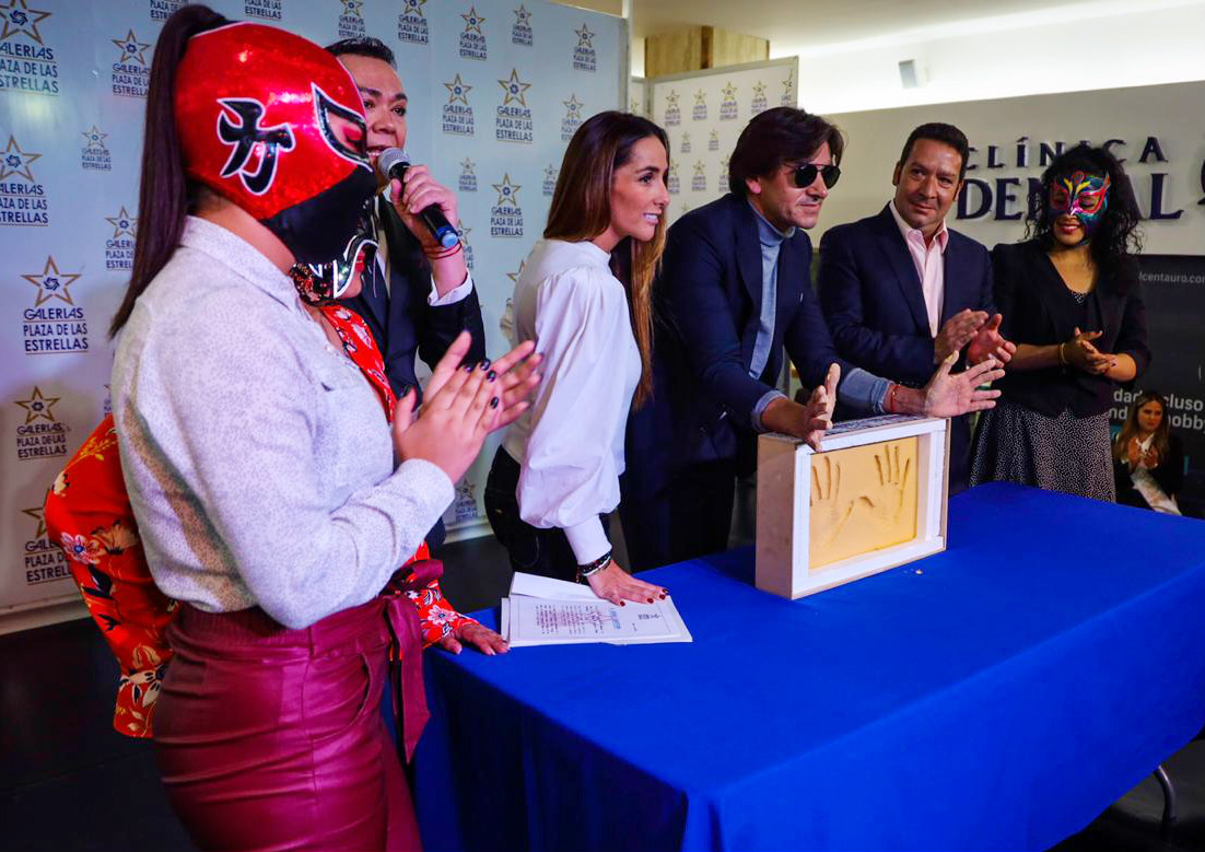 Diego Ventura plasma sus huellas en la Plaza de las Estrellas de Ciudad de México