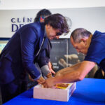 Diego Venturaplasma sus huellas en la Plaza de las Estrellas de Ciudad de México