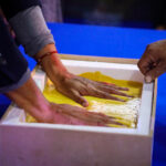 Diego Ventura plasma sus huellas en la Plaza de las Estrellas de Ciudad de México