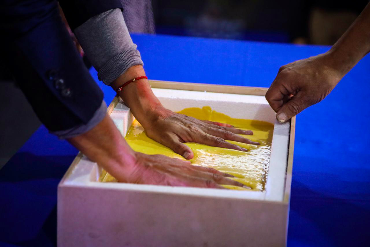 Diego Ventura plasma sus huellas en la Plaza de las Estrellas de Ciudad de México