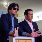 Diego Ventura plasma sus huellas en la Plaza de las Estrellas de Ciudad de México