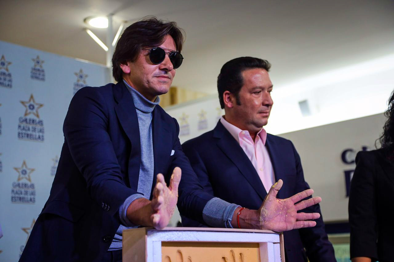 Diego Ventura plasma sus huellas en la Plaza de las Estrellas de Ciudad de México