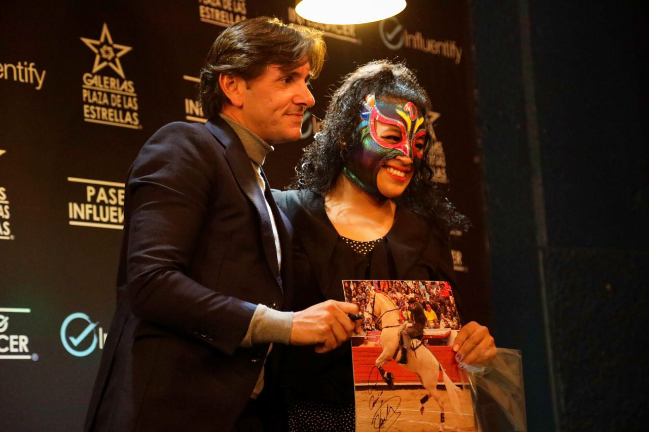 Diego Ventura plasma sus huellas en la Plaza de las Estrellas de Ciudad de México