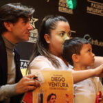 Diego Ventura plasma sus huellas en la Plaza de las Estrellas de Ciudad de México