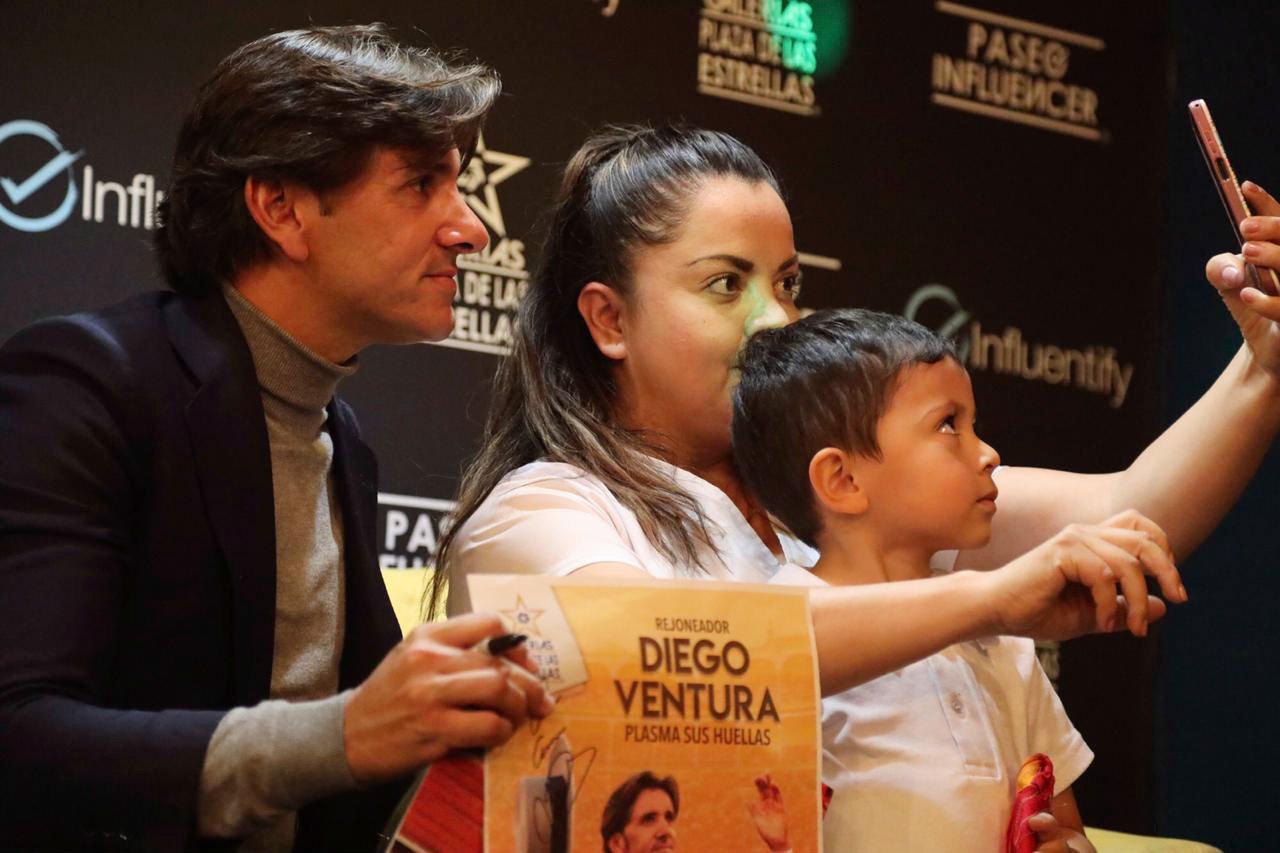 Diego Ventura plasma sus huellas en la Plaza de las Estrellas de Ciudad de México